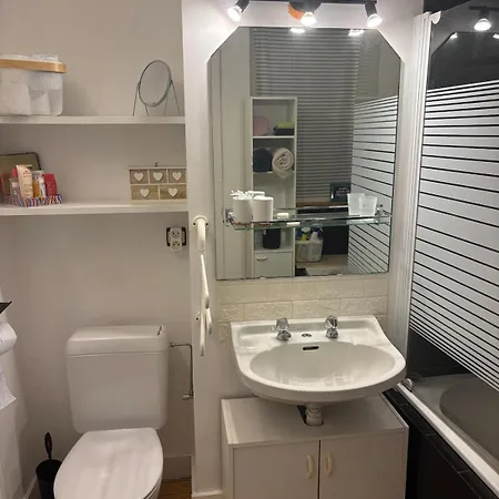 Maison 2 Chambres Face Au Chateau بيت للعطل *